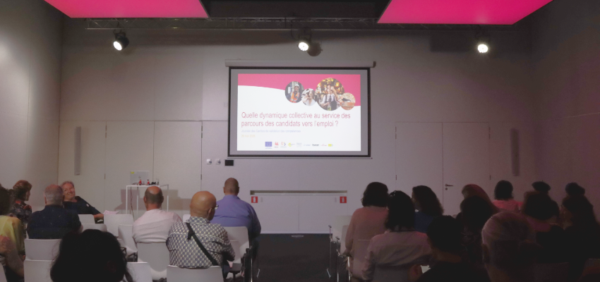 des personnes assises devant une projection d'une présentation sur la thématique de la journée des Centres 2026