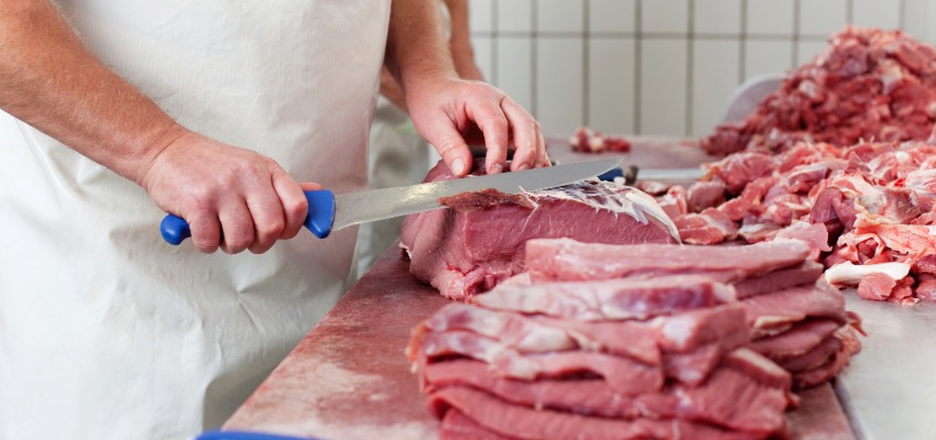 personne qui coupe de la viande